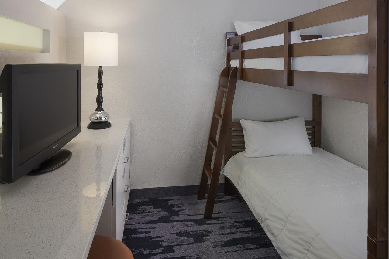 Fairfield Inn & Suites By Marriott Orlando Lake Buena Vista Exterior photo